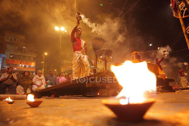 Pessoas locais não identificadas no festival Kumbh Mela perto de Allahabad, Índia — Fotografia de Stock