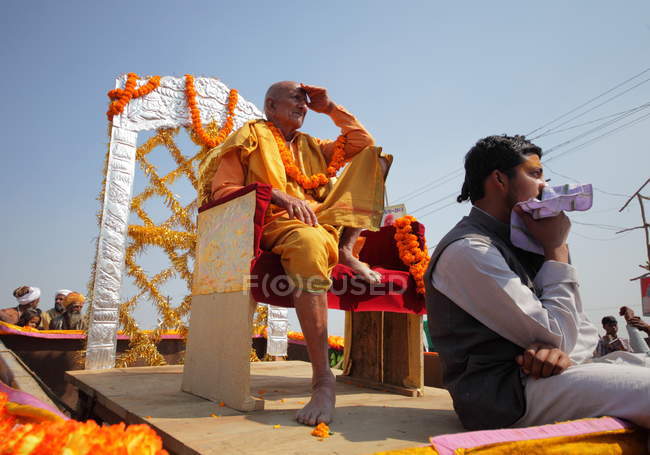 Multitud en el festival Kumbh Mela, la reunión religiosa más grande del mundo, en Allahabad, Uttar Pradesh, India . - foto de stock