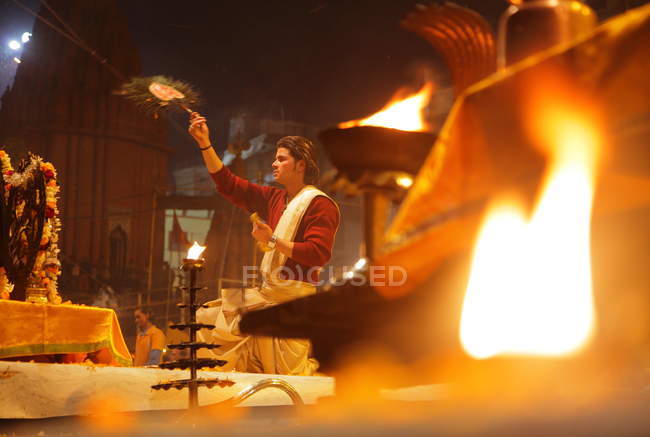 Hombre indio no identificado en el festival Kumbh Mela cerca de Allahabad, India - foto de stock