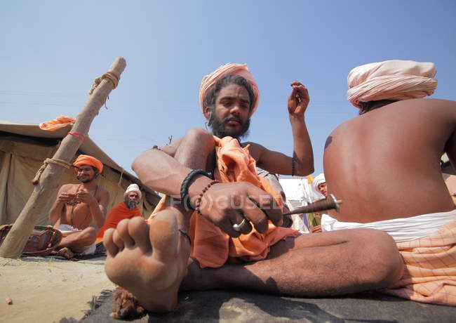 Les habitants de Kumbhpeople au festival Kumbh Mela, le plus grand rassemblement religieux au monde, à Allahabad, Uttar Pradesh, Inde. Festival Mela près d'Allahabad, Inde — Photo de stock