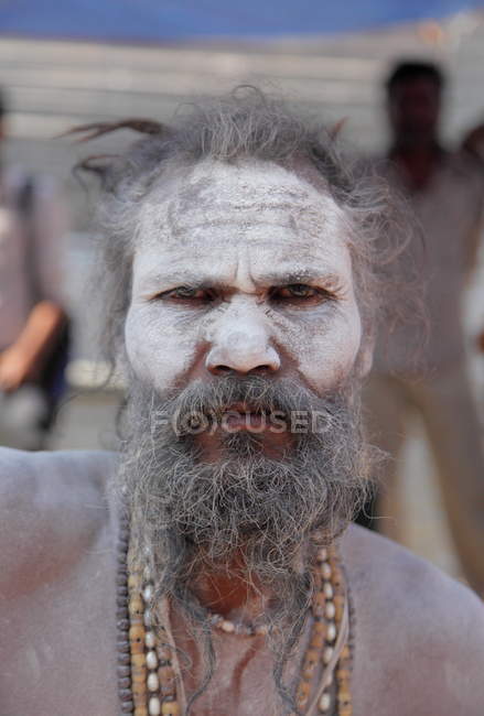 Садху (индийский святой человек) на фестивале Кумбх Мела, крупнейшем религиозном мероприятии в мире, в Аллахабаде, Уттар-Прадеш, Индия . — стоковое фото