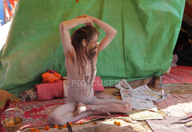 Sadhu desnudo (hombre santo indio) en el festival Kumbh Mela, la reunión religiosa más grande del mundo, en Allahabad, Uttar Pradesh, India . - foto de stock