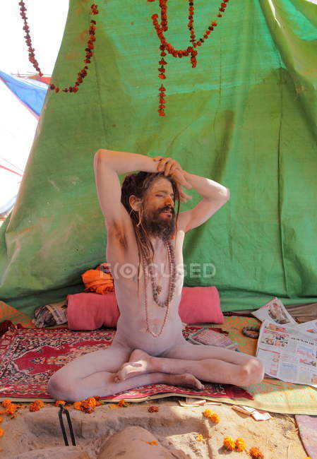 Sadhu nudo (uomo santo indiano) al festival Kumbh Mela, il più grande raduno religioso del mondo, in Allahabad, Uttar Pradesh, India . — Foto stock