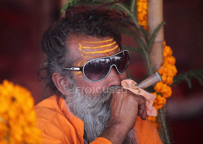 Sadhu smoking ganja at the Kumbha Mela in Allahabad, India — Stock Photo
