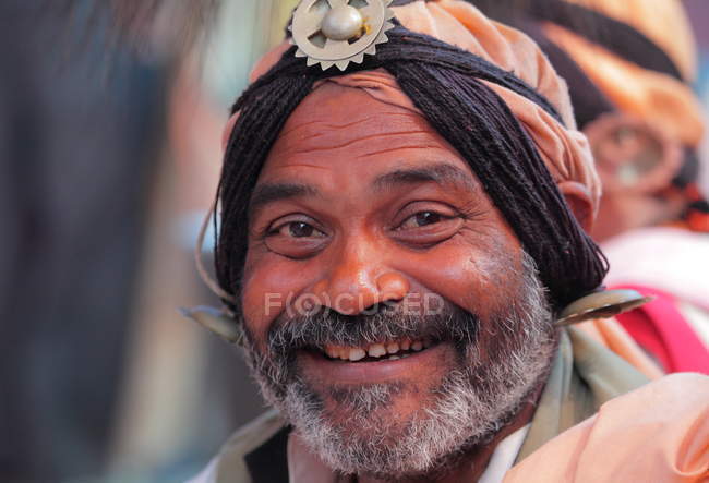 Hombre indio en el festival Kumbh Mela, la reunión religiosa más grande del mundo, en Allahabad, Uttar Pradesh, India . - foto de stock