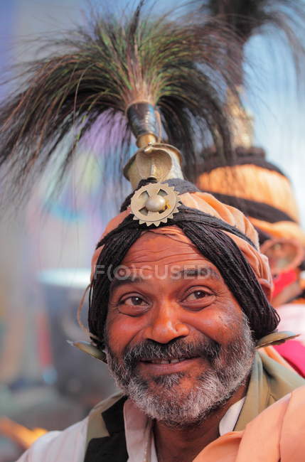 Uomo indiano al festival Kumbh Mela, il più grande raduno religioso del mondo, in Allahabad, Uttar Pradesh, India . — Foto stock