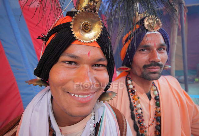 Einheimische Männer beim kumbh mela Festival, dem weltgrößten religiösen Treffen, in allahabad, uttar pradesh, Indien. — Stockfoto
