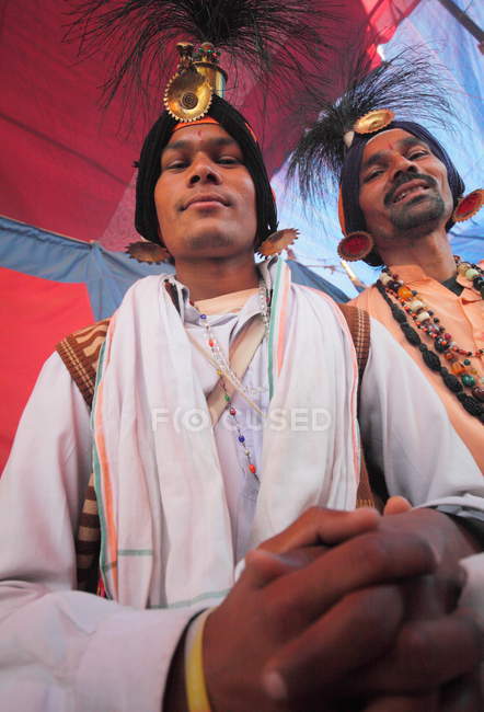 Homens locais no festival Kumbh Mela, o maior encontro religioso do mundo, em Allahabad, Uttar Pradesh, Índia . — Fotografia de Stock