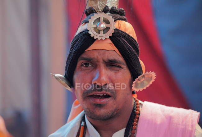 Индиец на фестивале Kumbh Mela, крупнейшем религиозном мероприятии в мире, в Аллахабаде, Уттар-Прадеш, Индия . — стоковое фото