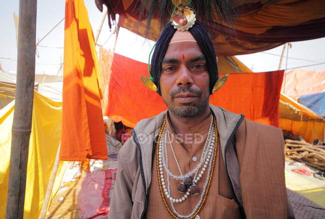 Indischer Mann beim kumbh mela festival, dem weltgrößten religiösen Treffen, in allahabad, uttar pradesh, Indien. — Stockfoto