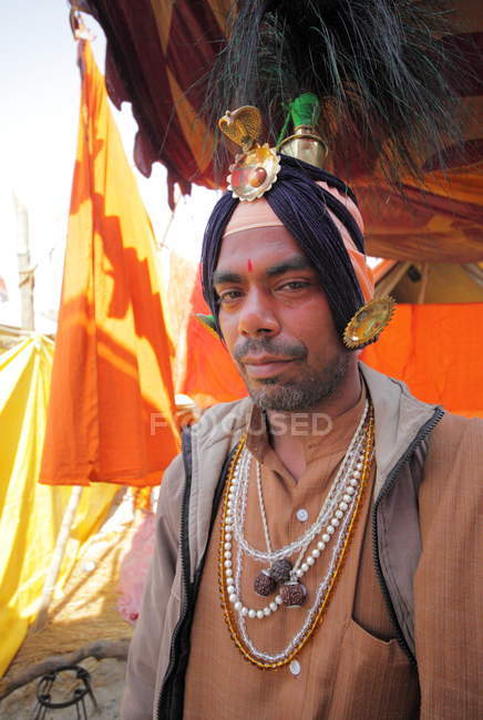 Indischer Mann beim kumbh mela festival, dem weltgrößten religiösen Treffen, in allahabad, uttar pradesh, Indien. — Stockfoto