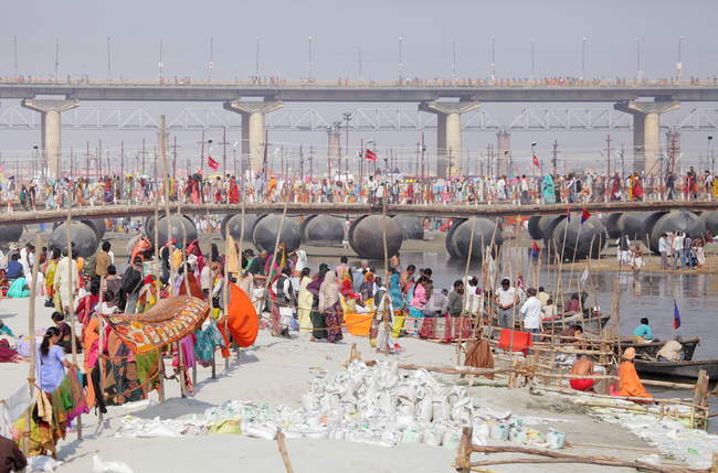 Gente en el festival Kumbh Mela, la reunión religiosa más grande del mundo, en Allahabad, Uttar Pradesh, India . - foto de stock