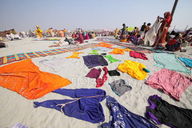 Persone al festival Kumbh Mela, il più grande raduno religioso del mondo, in Allahabad, Uttar Pradesh, India . — Foto stock