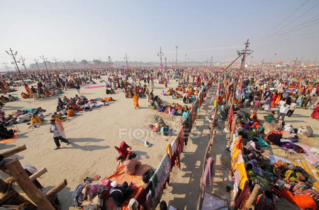 Menschen beim kumbh mela Festival, dem weltgrößten religiösen Treffen, in allahabad, uttar pradesh, Indien. — Stockfoto
