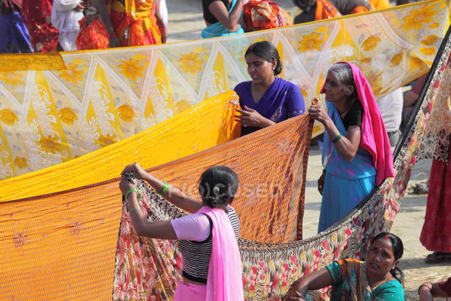 Люди на фестивале Kumbh Mela, крупнейшем религиозном мероприятии в мире, в Аллахабаде, Уттар-Прадеш, Индия . — стоковое фото