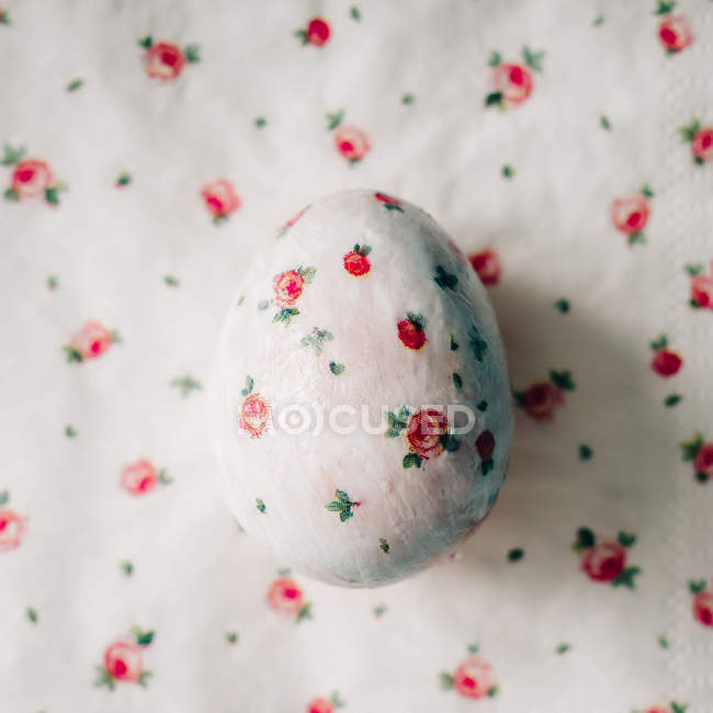 Uovo di Pasqua decorato con tovaglioli di carta — Foto stock