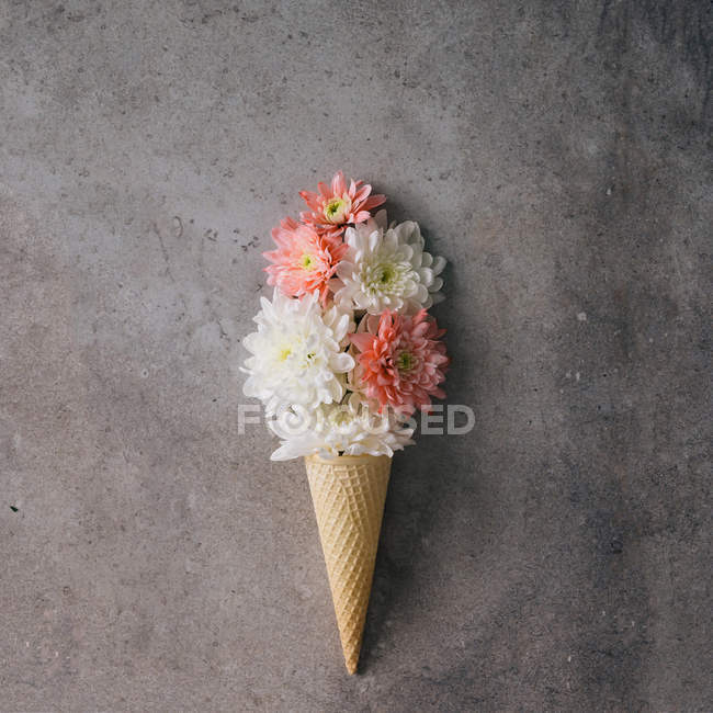 Flores cor de rosa e branco em cone de sorvete — Fotografia de Stock