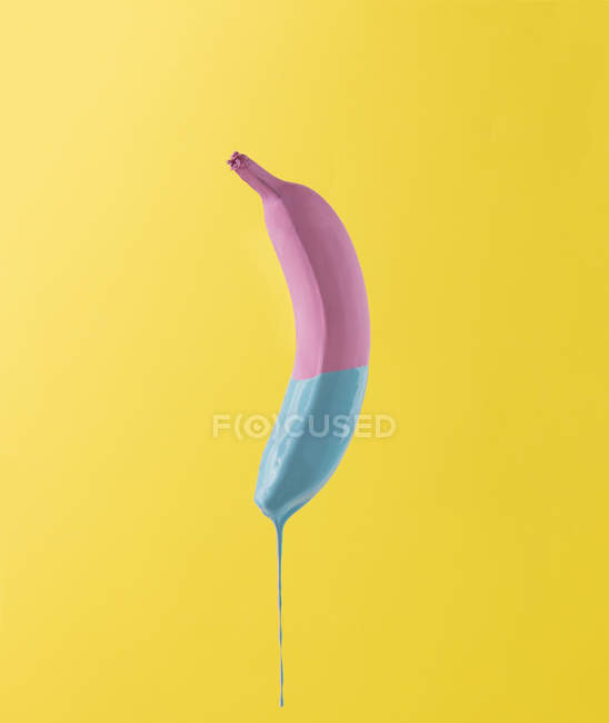 Banana rosa con vernice blu gocciolante — Foto stock