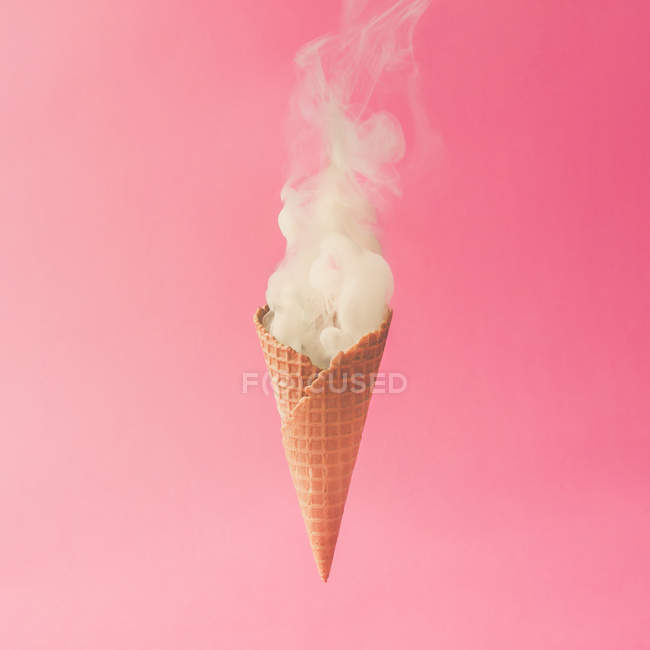 Cono gelato e fumo bianco — Foto stock