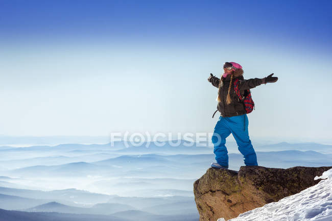 Snowboarder fica em rocha grande — Fotografia de Stock