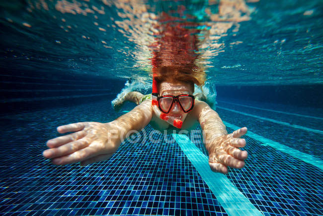 Man with snorkel mask — Stock Photo