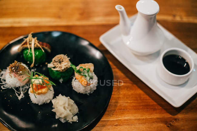 Rice balls with sushi rolls — Stock Photo