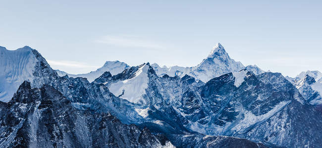 Schöne Aussicht auf den Mount ama dablam mit schönem Himmel auf dem Weg zum Everest Basislager, Khumbu-Tal, Sagarmatha Nationalpark, Everest Area, Nepal — Stockfoto