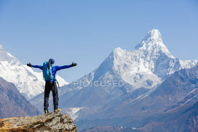 Hiker enjoying the view on the Everest trek in Himalayas, Ama Dablam mountain view, Nepal — Stock Photo