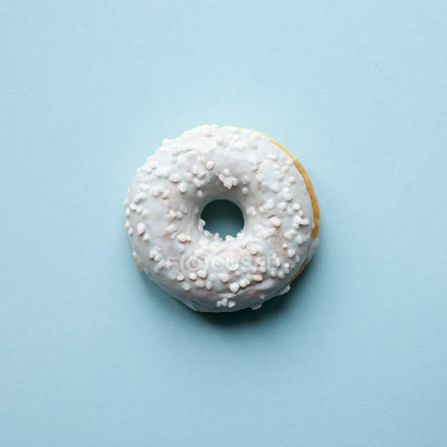 Blauer Donut. Süßer Minimalismus — Stockfoto