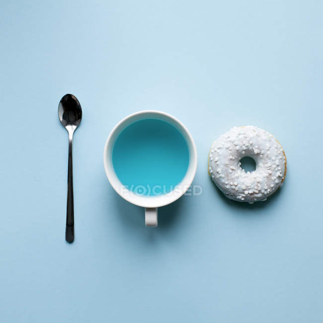 Donut, Löffel, blaues Wasser. Kunst des Minimalismus — Stockfoto