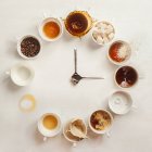 Café tazas reloj cara - foto de stock