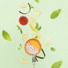 Zitronentarte hausgemacht mit Minzblättern — Stockfoto