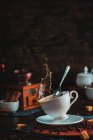 Taza de té con salpicaduras alrededor - foto de stock