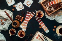 Tazze di caffè con oggetti d'arte — Foto stock