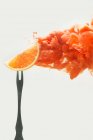 Помаранчеві фрукти на виделці — стокове фото