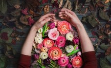 Mãos femininas com flores — Fotografia de Stock