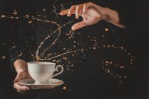 Tazza di tè in mano — Foto stock