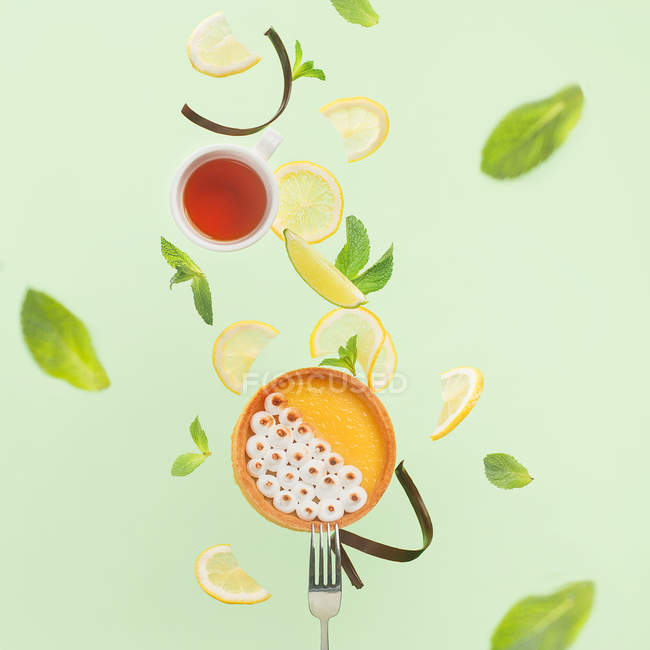Zitronentarte hausgemacht mit Minzblättern — Stockfoto