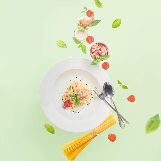 Spaghetti Jakobsmuschel mit Garnelen — Stockfoto
