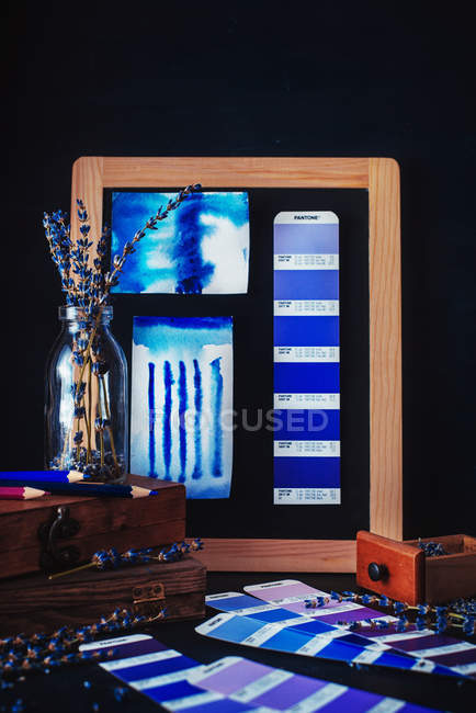 Paleta de lavanda en marco de madera - foto de stock