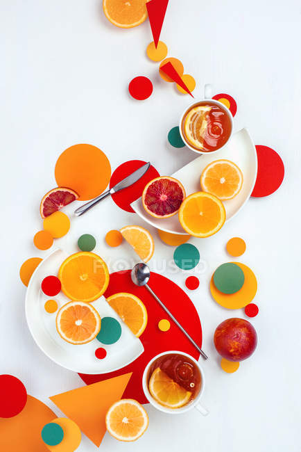 Xícaras de chá com limão, laranjas fatiadas — Fotografia de Stock