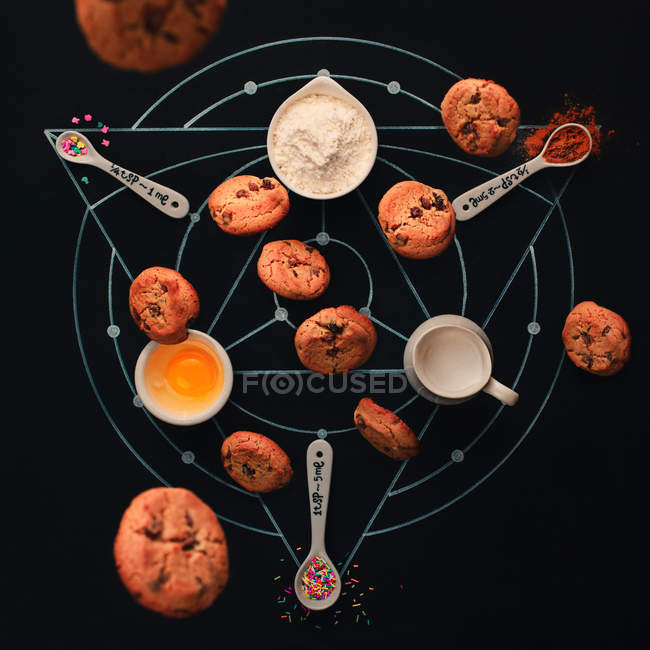 Cup of tea and milk with cookies — Stock Photo
