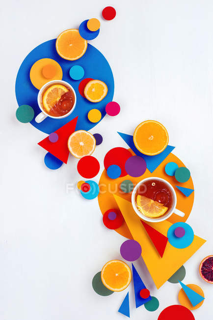 Xícaras de chá com limão, laranjas fatiadas — Fotografia de Stock