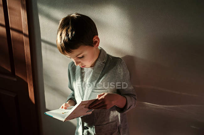 Niño con libro - foto de stock