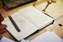 Notas escritas a mano en un cuaderno - foto de stock