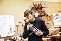Man standing at a workbench — Stock Photo