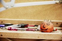 Рабочая скамейка с ручками и маркерами — стоковое фото