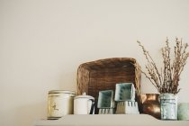 Grupo de jarras y tazas de esmalte y cerámica - foto de stock