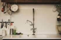 El fregadero y grifos - foto de stock