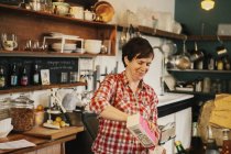 Femme travaillant dans une petite cuisine commerciale — Photo de stock